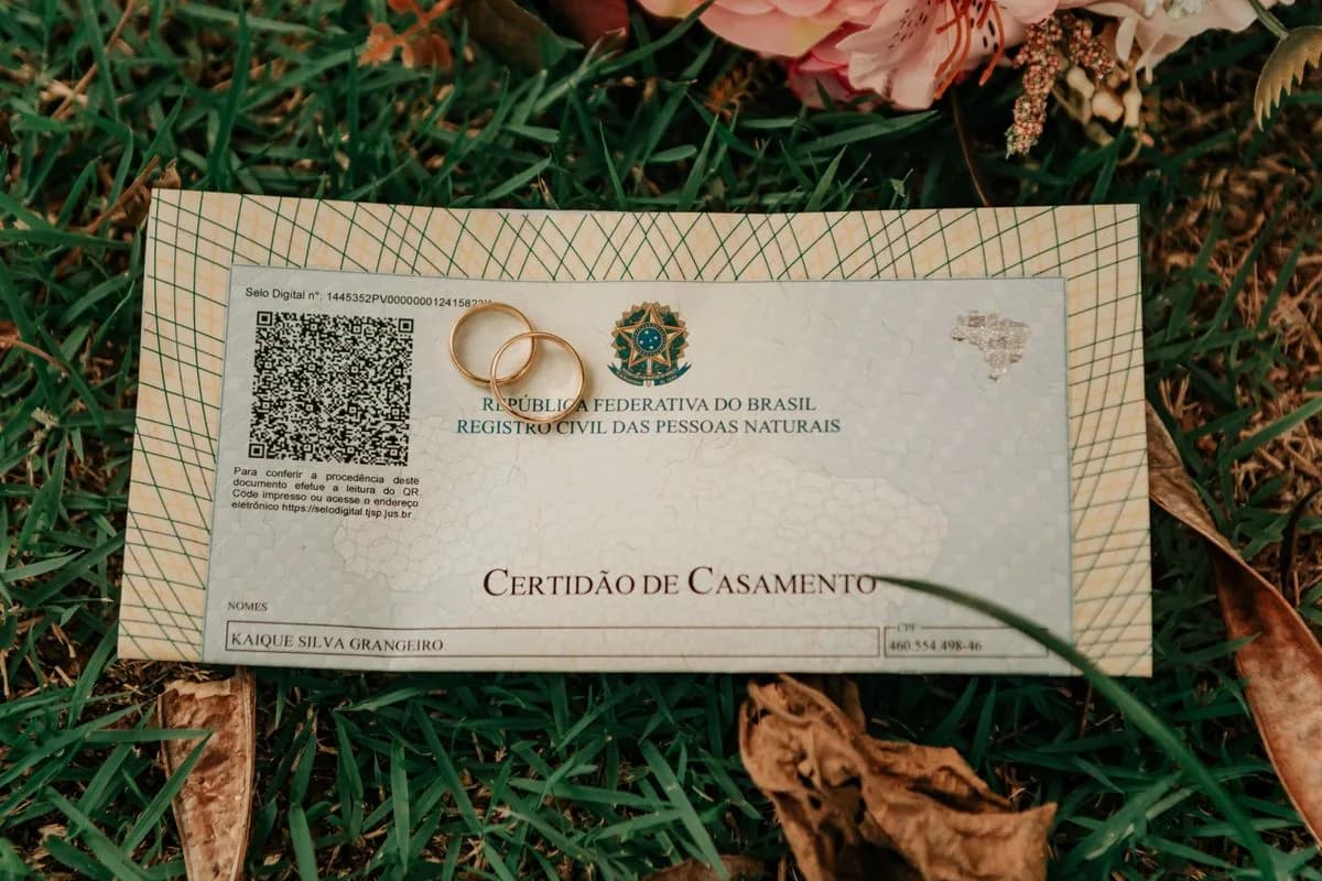 Giấy chứng nhận kết hôn đặt cạnh hai chiếc nhẫn cưới