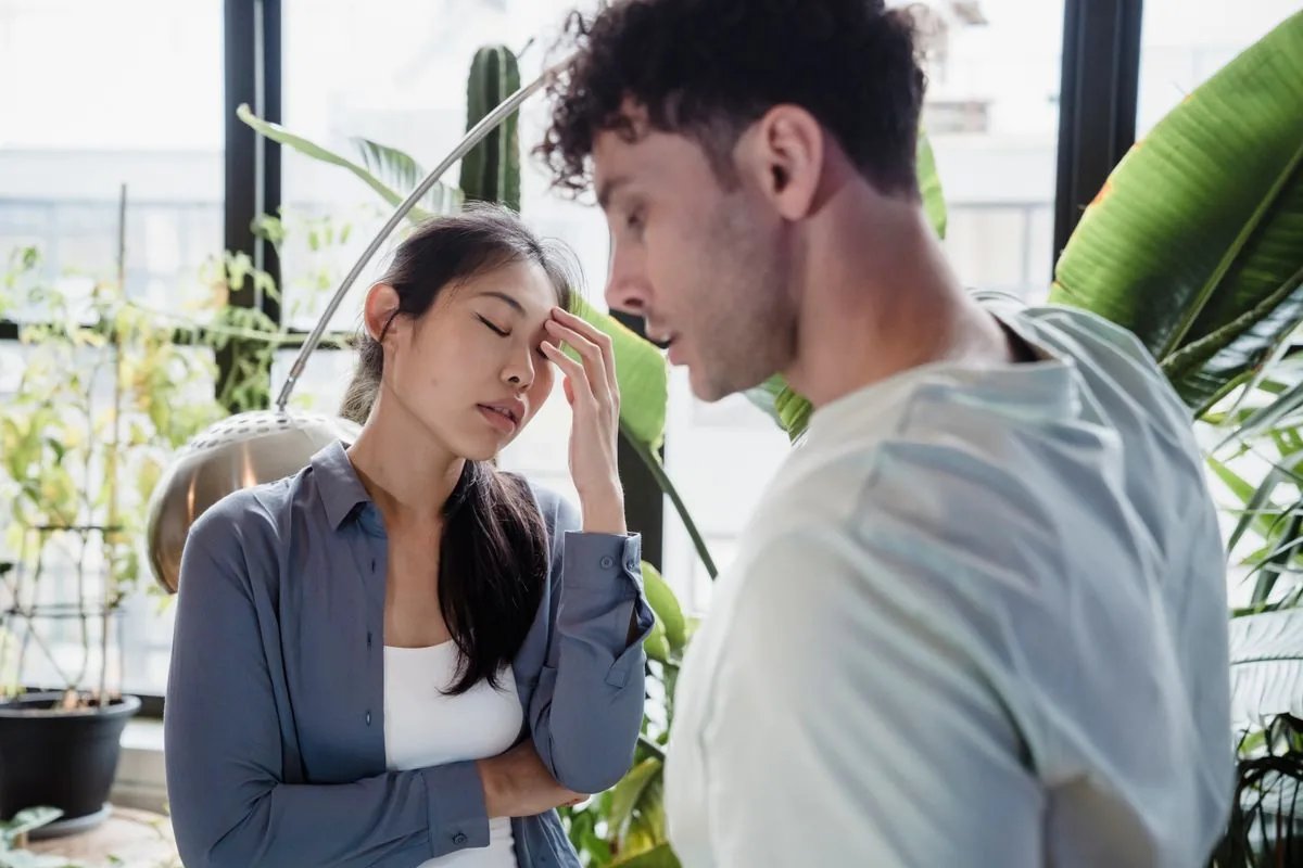 Hai người trong một khoảnh khắc căng thẳng giữa cây xanh