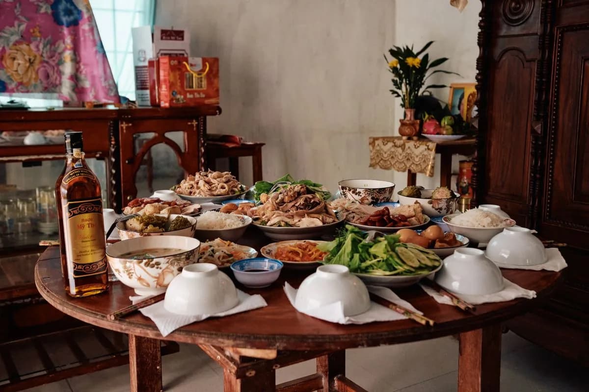 Mâm cơm Tết nhiều món bày trên bàn gỗ