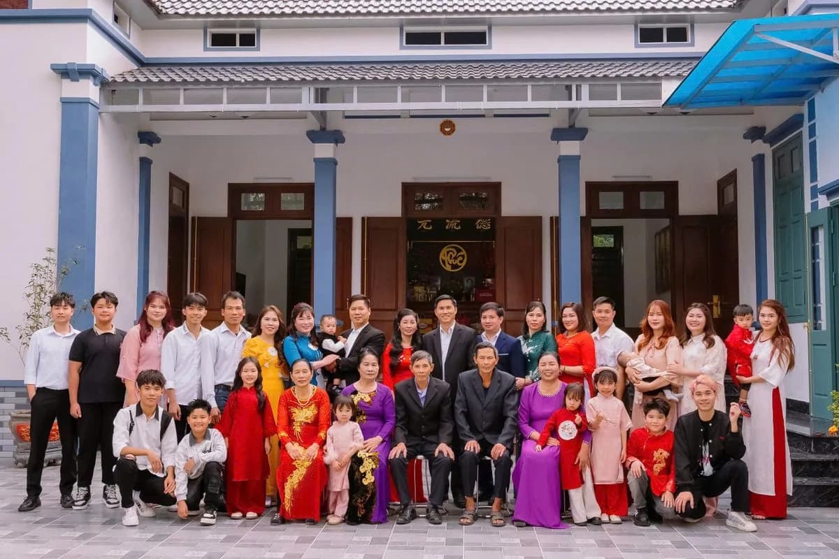 Gia đình nhiều thế hệ chụp ảnh chung trước nhà