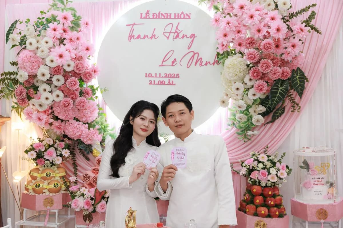 Đôi bạn trẻ trong lễ ăn hỏi với hoa trang trí