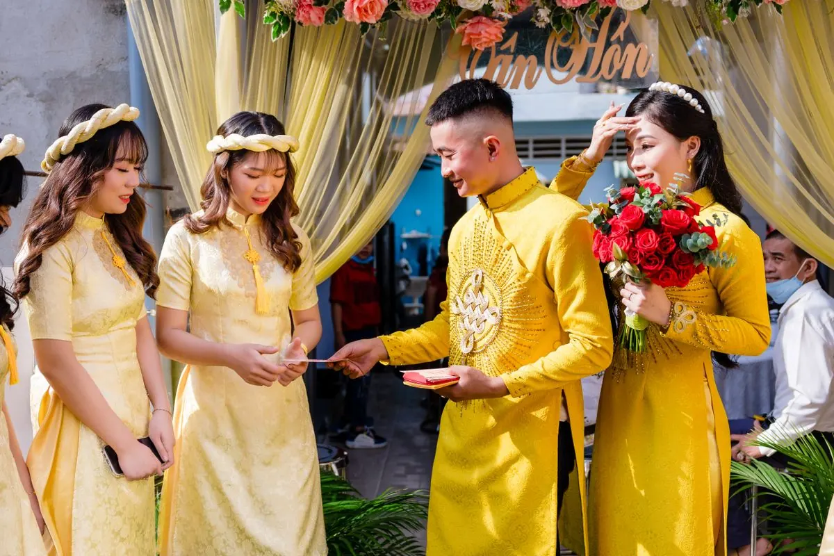 Cô dâu chú rể mặc áo dài trong lễ cưới truyền thống