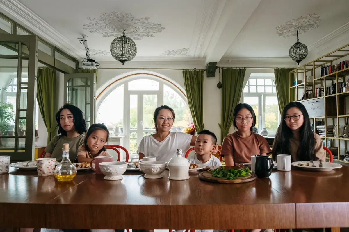 Cả gia đình quây quần quanh bàn ăn trong phòng khách