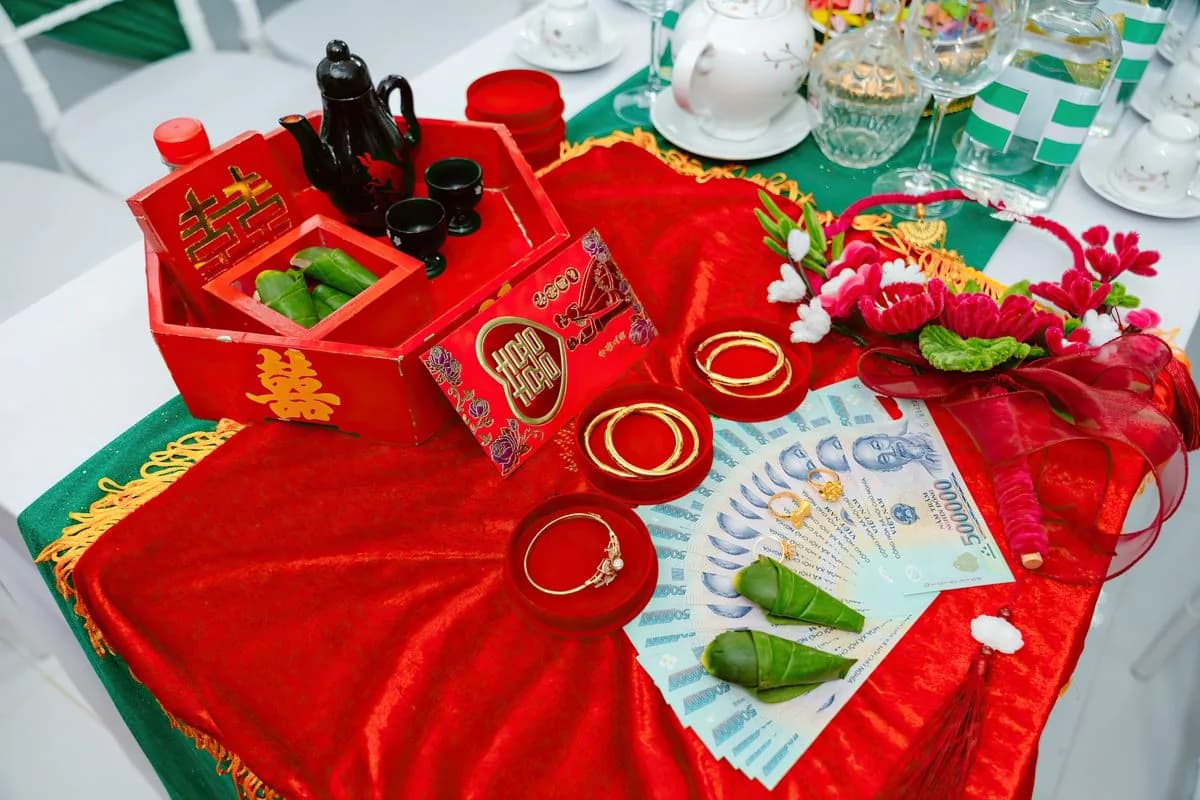 Bàn lễ cưới truyền thống bày sẵn lễ vật