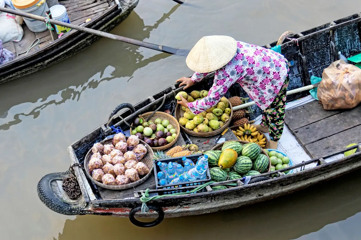 Người bán trái cây trên ghe ở chợ nổi Cần Thơ