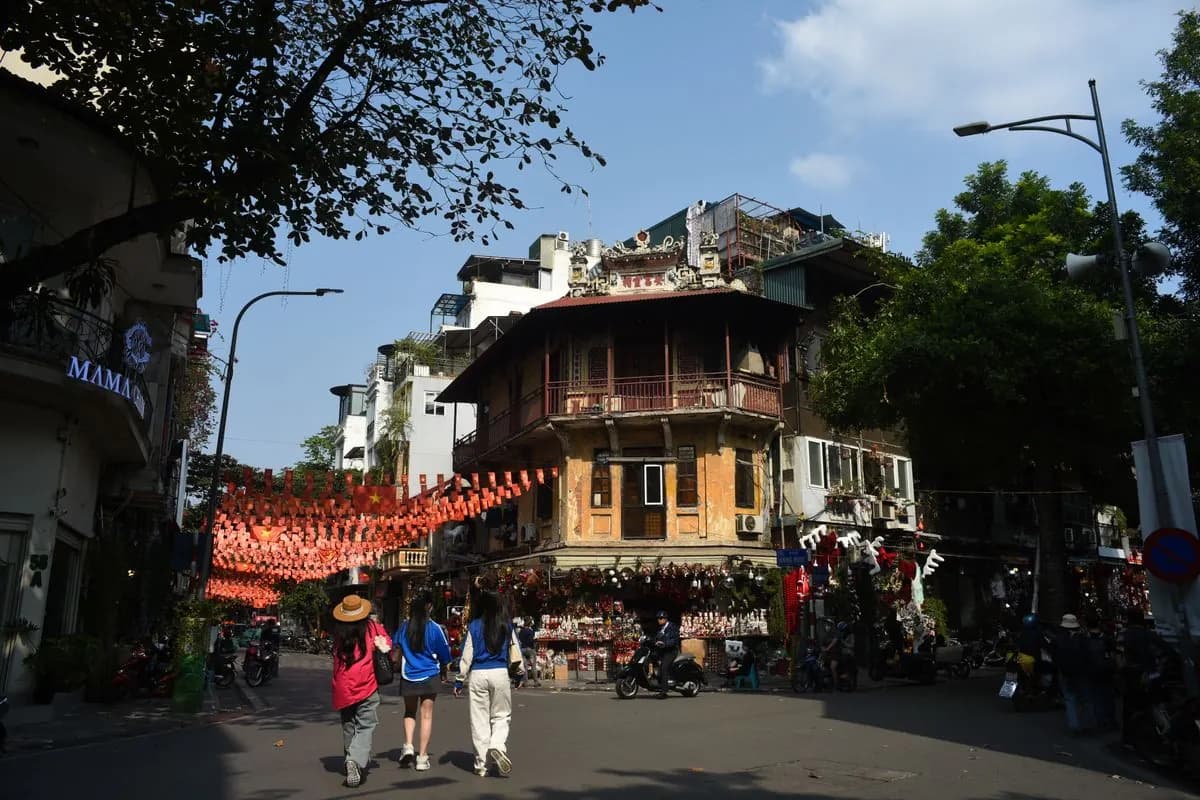 Người đi bộ trên phố cổ Hà Nội