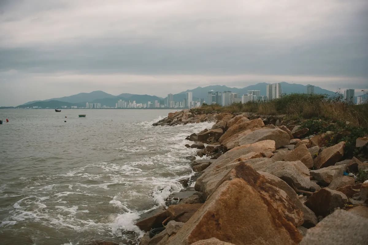 Bờ biển đá và thành phố Nha Trang nhìn từ trên cao
