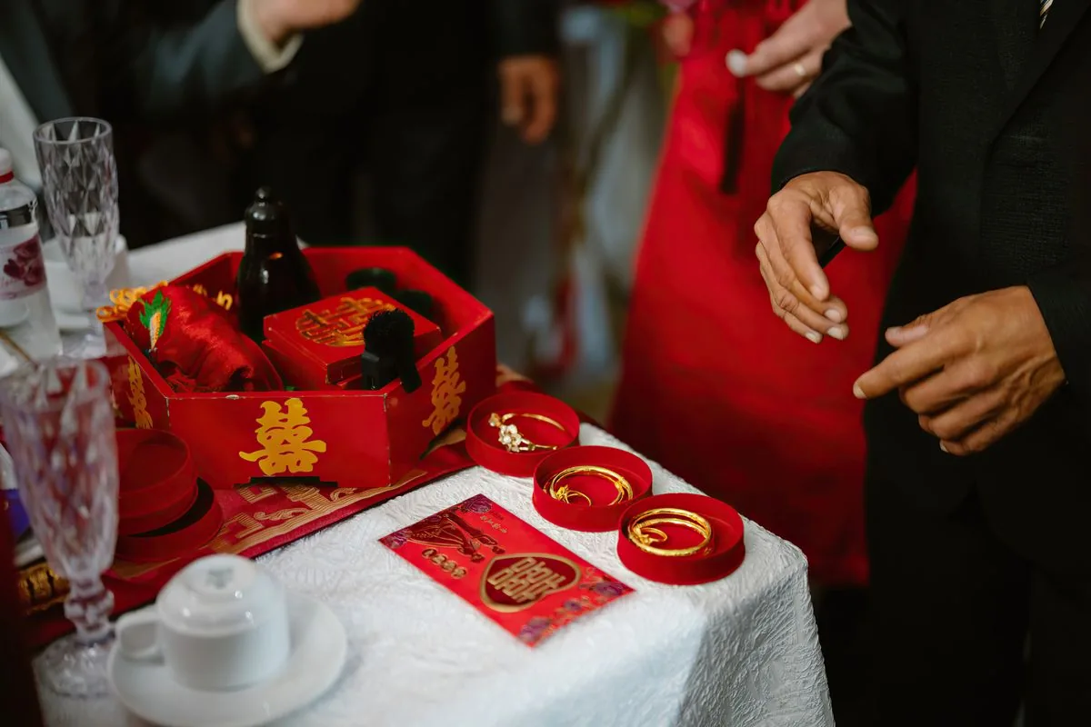 Hộp quà đỏ và trang sức vàng trong lễ ăn hỏi